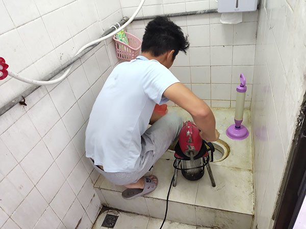 南芬管道堵塞冒臭气 专业师傅现场解决问题