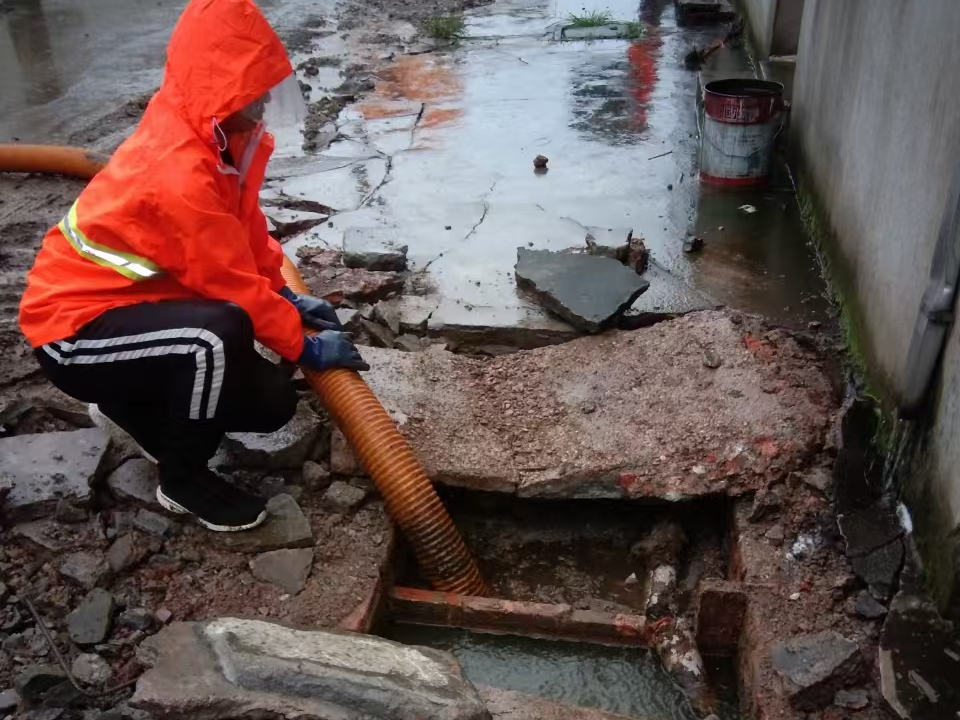 南芬专业清理污水池 炜誉市政以规范流程守护城市 “肠道”